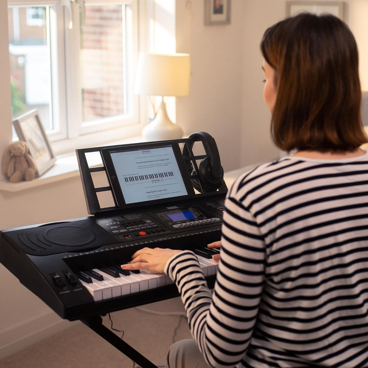 Keyboardpakket voor Beginners – Keyboard – Elektronisch Keyboard – Aanslaggevoelig Keyboard – Piano Keyboard – 61 Aanslaggevoelige Toetsen – Complete Set Met Statief, Bankje, Hoofdtelefoon En Muziekstandaard
