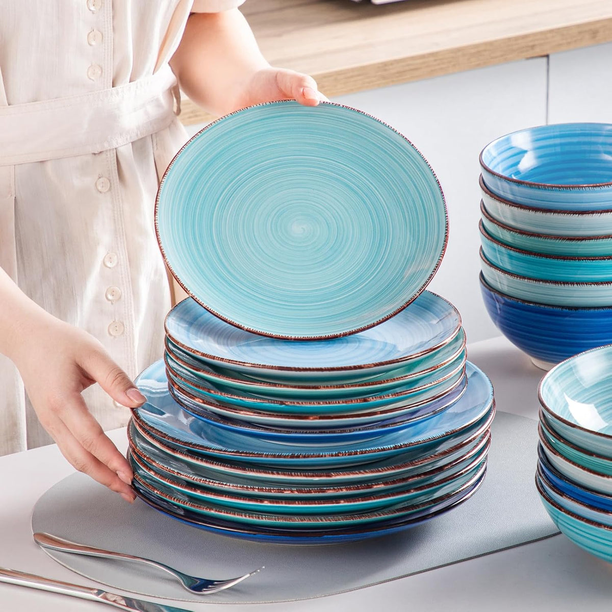 vancasso Bonita Blauwe Dinerset, 24-delig dinerservies voor 6 personen, handbeschilderde draaiende borden en kommen in moderne stijl, inclusief dinerborden, dessertborden, pastakommen en ontbijtkommen