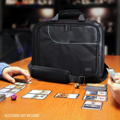 USA Gear XL Magic The Gathering MTG Deck Box Bag Travel Case - Grote MTG-kaart opbergtas met gewatteerde schouderriem, aanpasbare interieur, weerbestendig - past op dekdozen en mouwen kaarten - zwart