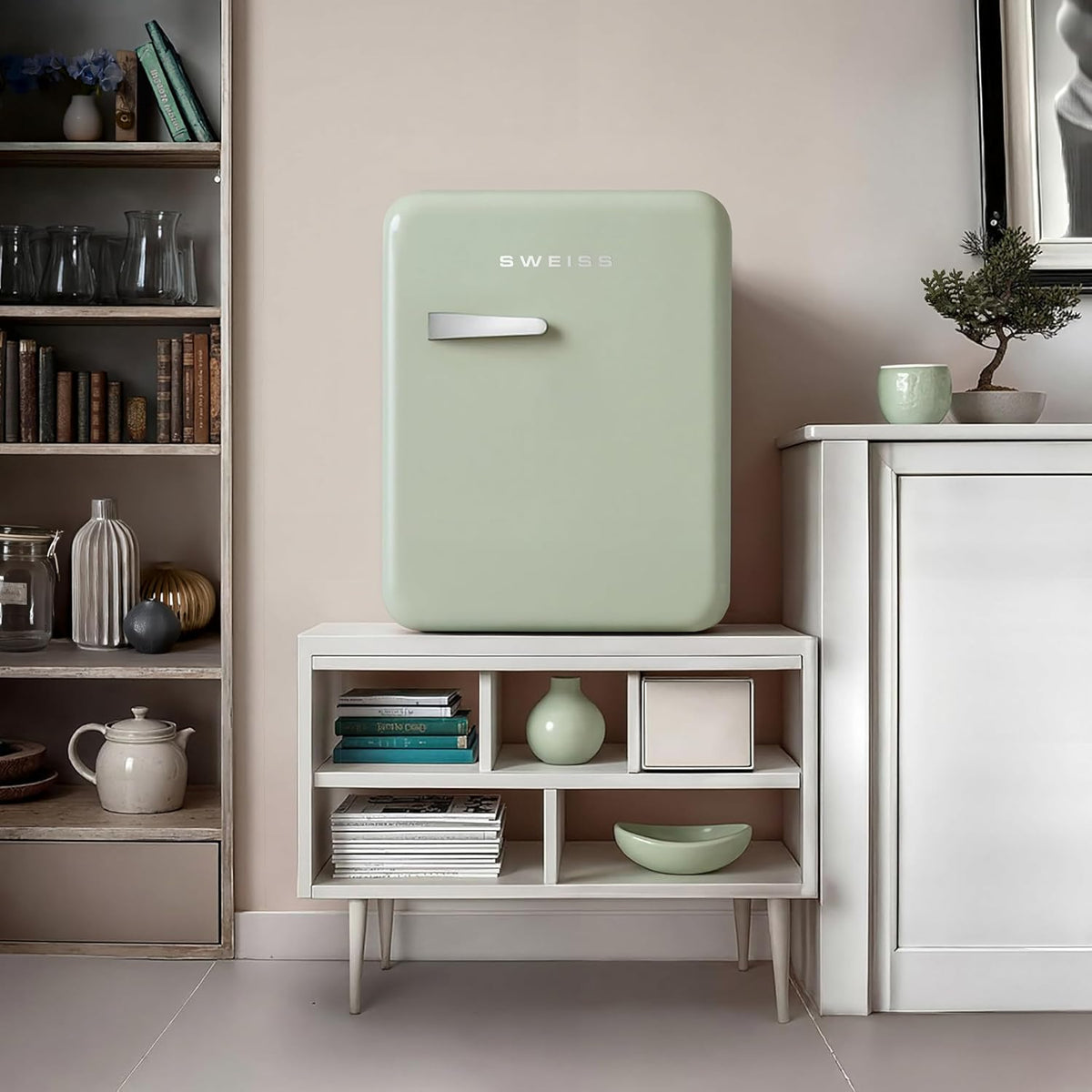 H.Koenig SWEISS Mini-koelkast, retrostijl, wit, vintage, 31 l, compact, voor levensmiddelen, dranken, cosmetica, temperatuur instelbaar 6°-15°C, 24dB, verstelbare poten, groen