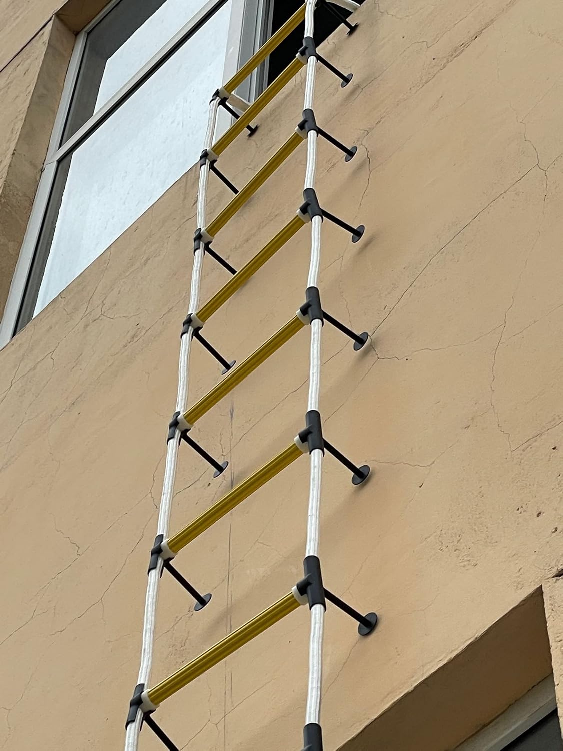 Veiligheidsladder 10 m Vlambestendig - Innovatieve oplossing Ladder met stand-off stabilisatoren, veiligheidskoord en riem - Herbruikbaar - Gewichtscapaciteit tot 900 kg – Veiligheid en Duurzaamheid