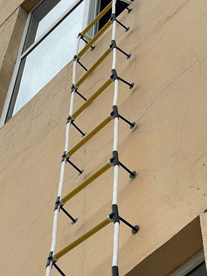Veiligheidsladder 10 m Vlambestendig - Innovatieve oplossing Ladder met stand-off stabilisatoren, veiligheidskoord en riem - Herbruikbaar - Gewichtscapaciteit tot 900 kg – Veiligheid en Duurzaamheid