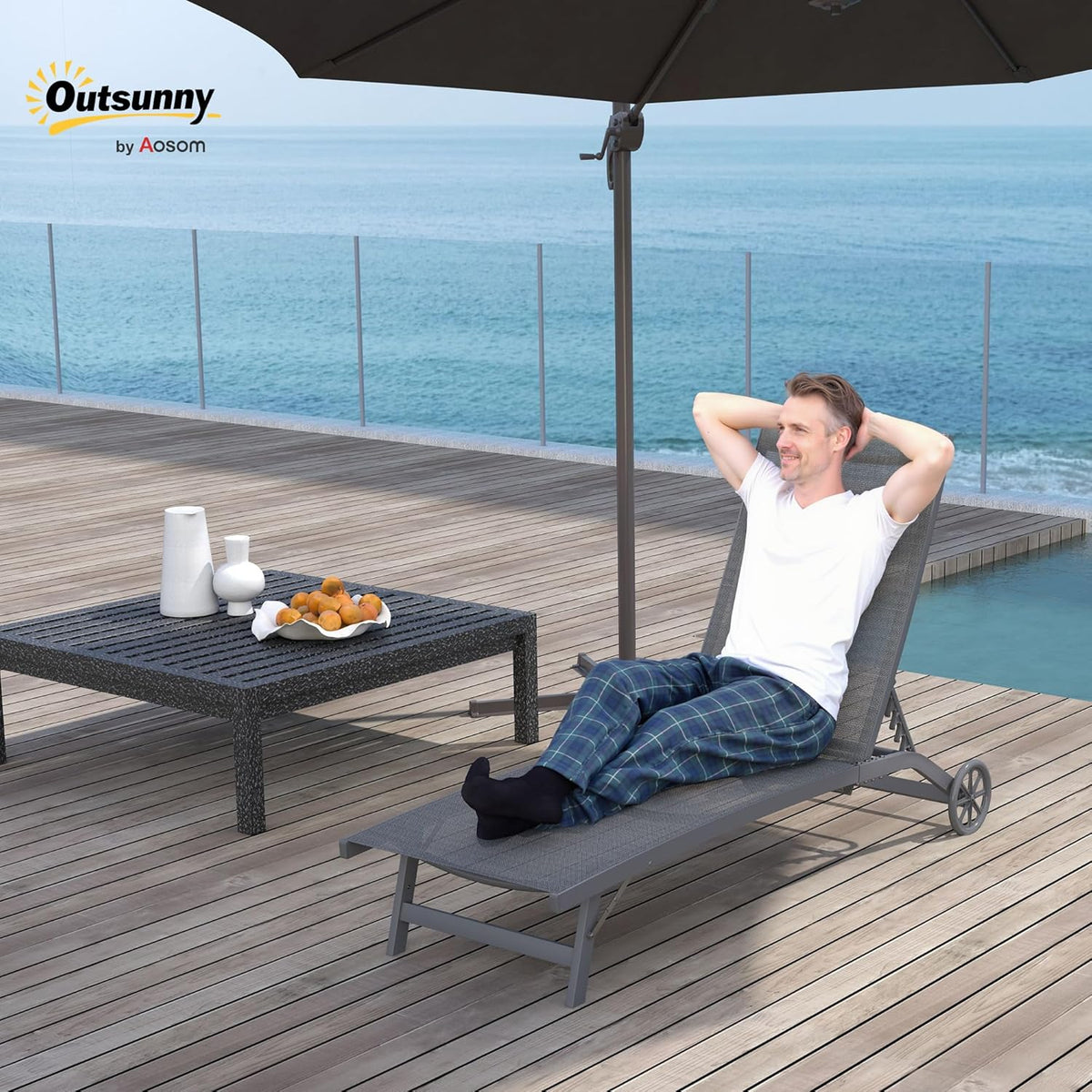 Outsunny Sonnenliege mit Rolle, Gartenliege Alu Liegestuhl mit 5-Fach verstellbare Rückenlehne, wetterfeste Campingliege, Gartenstuhl bis 150 kg load bar, für Garten Urlaub Strand Pool, Dunkelgrau - QUORE
