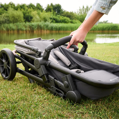 Bebeconfort Haze Trio Lux, 3 in 1 Kinderwagen Set Met Autostoeltje (i-Size), 0-4 jaar (max. 22 kg), 2-in-1-Zitting, Vlakke Ligstand, Compact Inklapbaar, Lichtgewicht Combi Wandelwagen, Tinted Grey