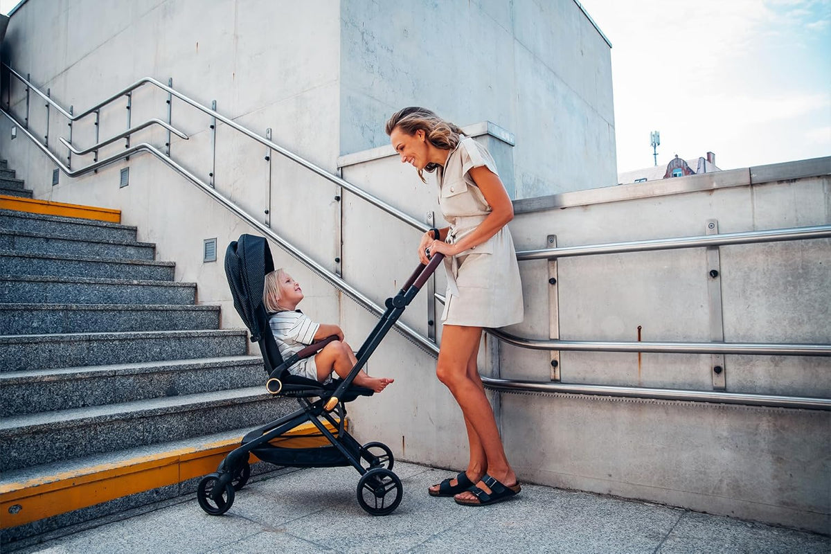 MoMi ADELLE kinderwagen voor kinderen vanaf 6 maanden (tot 22 kg), opvouwbare kinderwagen met 360° zitting en 5-punts veiligheidsgordel, boodschappenmand en draaggreep na het opvouwen