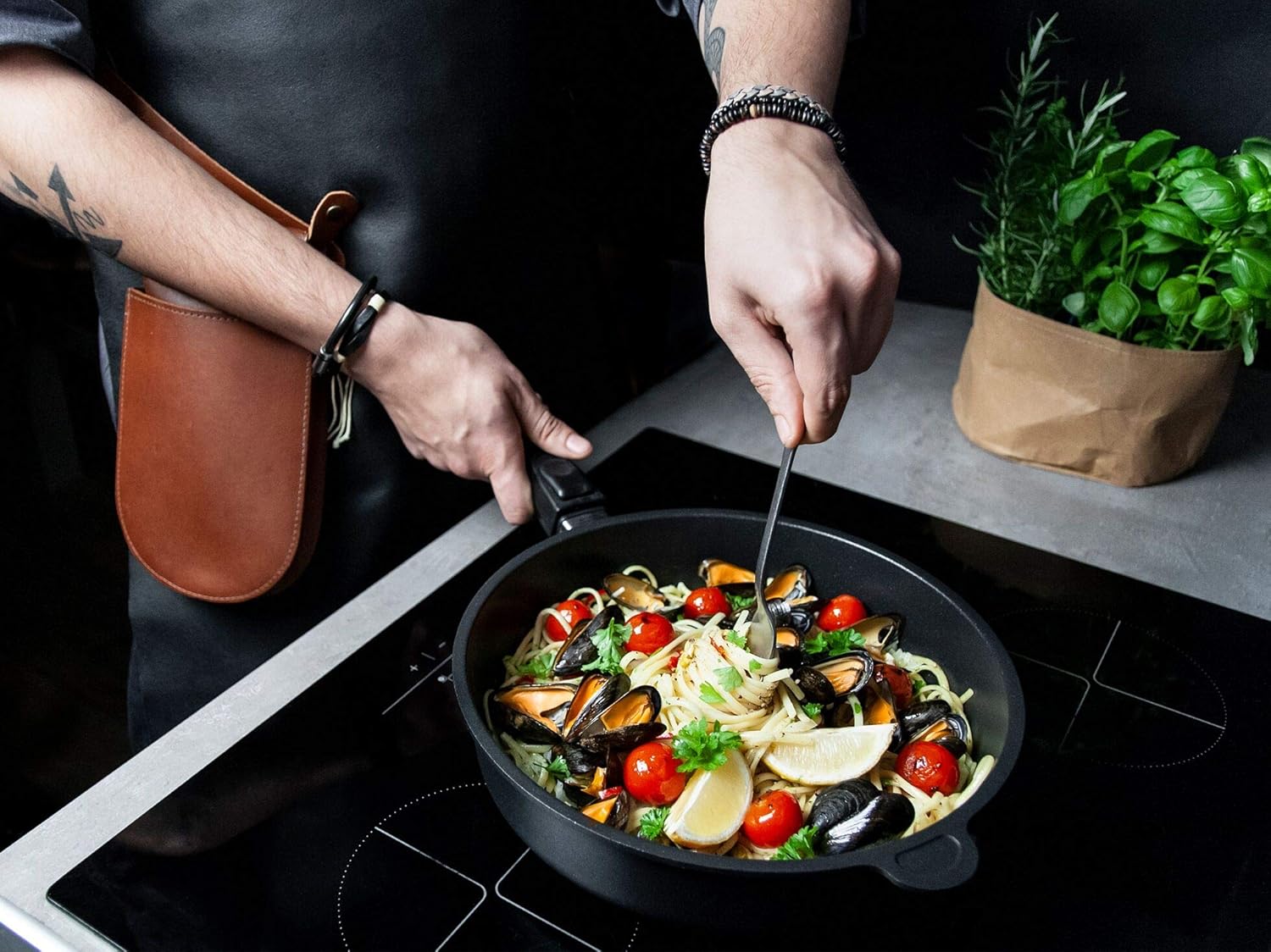 AMT Gastroguss Frying pan, 28 cm diameter, 7 cm high, sturdy handle, suitable for induction, Lotan® non-stick coating, cast iron pan (cast aluminium), AMZN-I-728 - QUORE