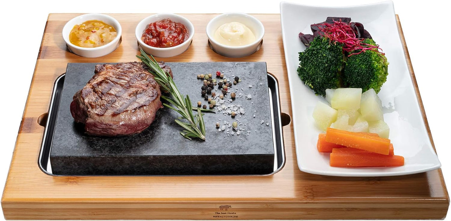 Lavasteen Steakbord – Hot Stone – Hete Steen – Steengrill Set – Steaksteen – 7-Delige Set Met Bamboeplank En Porseleinen Schaaltjes – 3 Cm Dik En Warmtebestendig Tot 280-320°C
