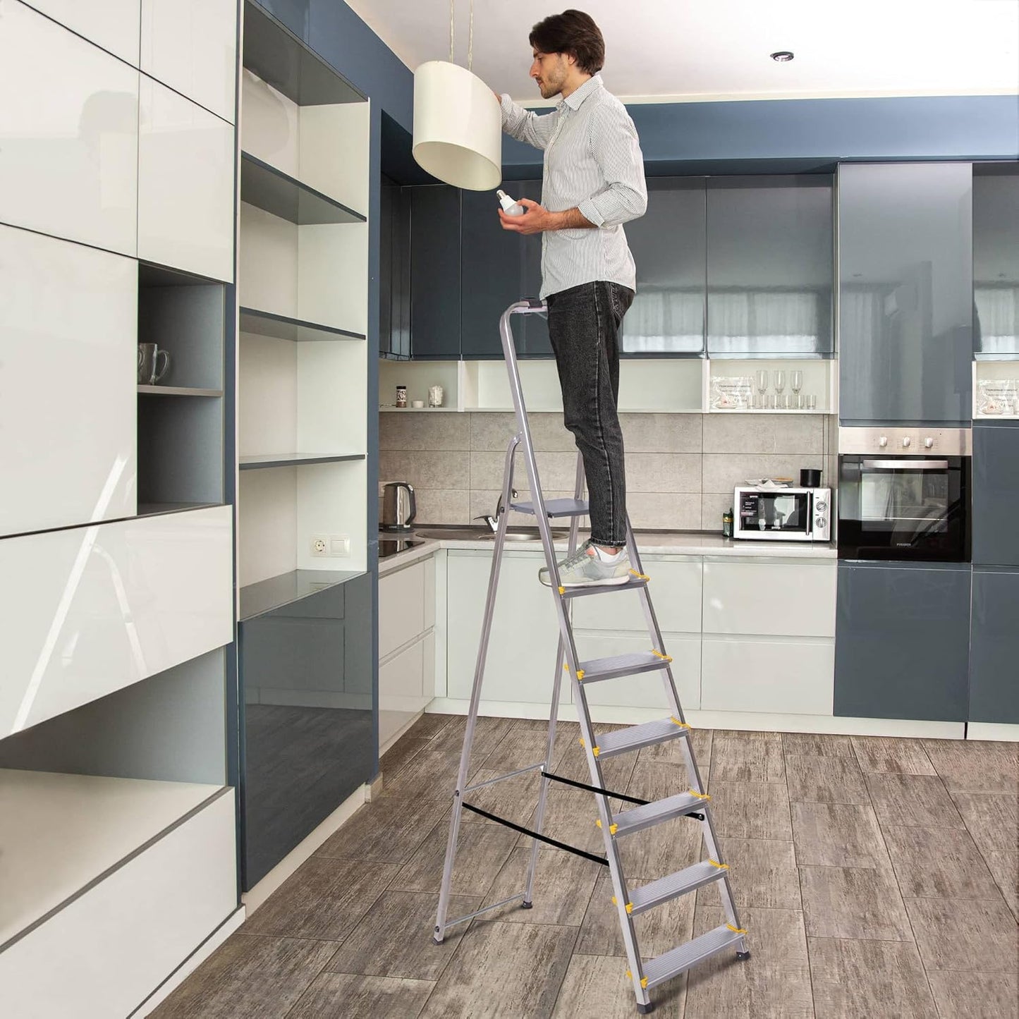 Trapladder Dura 7 treden van aluminium, licht en opvouwbaar, antislip voeten, hoogte van het platform 140 cm, maximale belasting 150 kg
