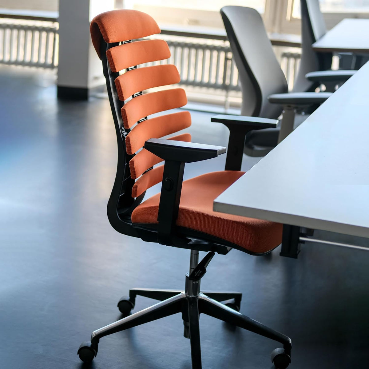 Ergonomische bureaustoel – Bureaustoel Draaistoel Kantoorstoel Werkstoel Designstoel – Vijfvoudig Verstelbare Armleuningen – Geïntegreerde Lendensteun – Traploze Hoogteverstelling – Synchroonmechanisme – Oranje Stof