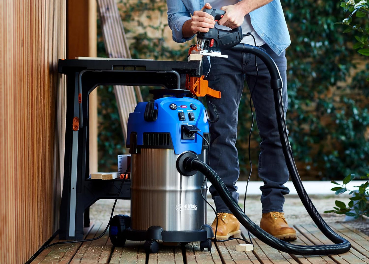 Nilfisk Multi II 30L T Nat-/droogzuiger met stopcontact - stofzuiger voor werkplaats, huis, tuin en auto (1400 W)