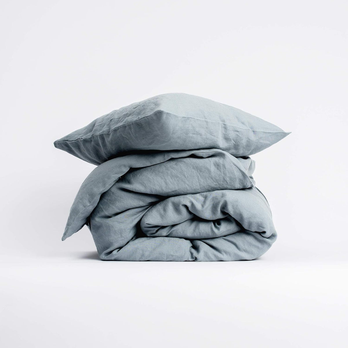 Beddengoedset van 100% stonewashed linnen in grijs-blauw. De set bevat 1 dekbedovertrek van 135 x 200 cm en 1 kussensloop van 40 x 80 cm. Dekbedovertrek met ritssluiting, kussenslopen met