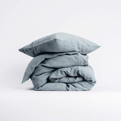Beddengoedset van 100% stonewashed linnen in grijs-blauw. De set bevat 1 dekbedovertrek van 135 x 200 cm en 1 kussensloop van 40 x 80 cm. Dekbedovertrek met ritssluiting, kussenslopen met