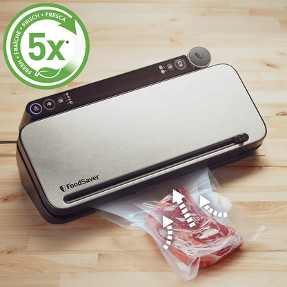 FoodSaver Vacuümmachine voor levensmiddelen, multifunctioneel opbergsysteem voor levensmiddelen met draagbare handaccessoires, 1 rol, 4 vacuümzakken en 4 zakken met ritssluiting [VS3190X]