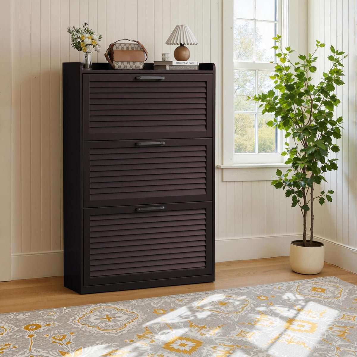 Schoenenkast Smal, Schoenkipper met Lamellendeur, Schoenenrek met 3 Kleppen, Schoencommode met 6 Verstelbare Opbergvakken, Schoenopberging voor Hal, 80x24x120 cm, Koffie