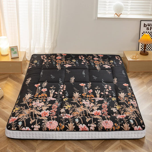 MAXYOYO Futon-matras, gewatteerde Japanse vloermatras, gewatteerde bedmatrashouder, extra dik opvouwbaar slaapkussen, ademend vloerligbed voor campingbank (zwarte bloemen, enkel)