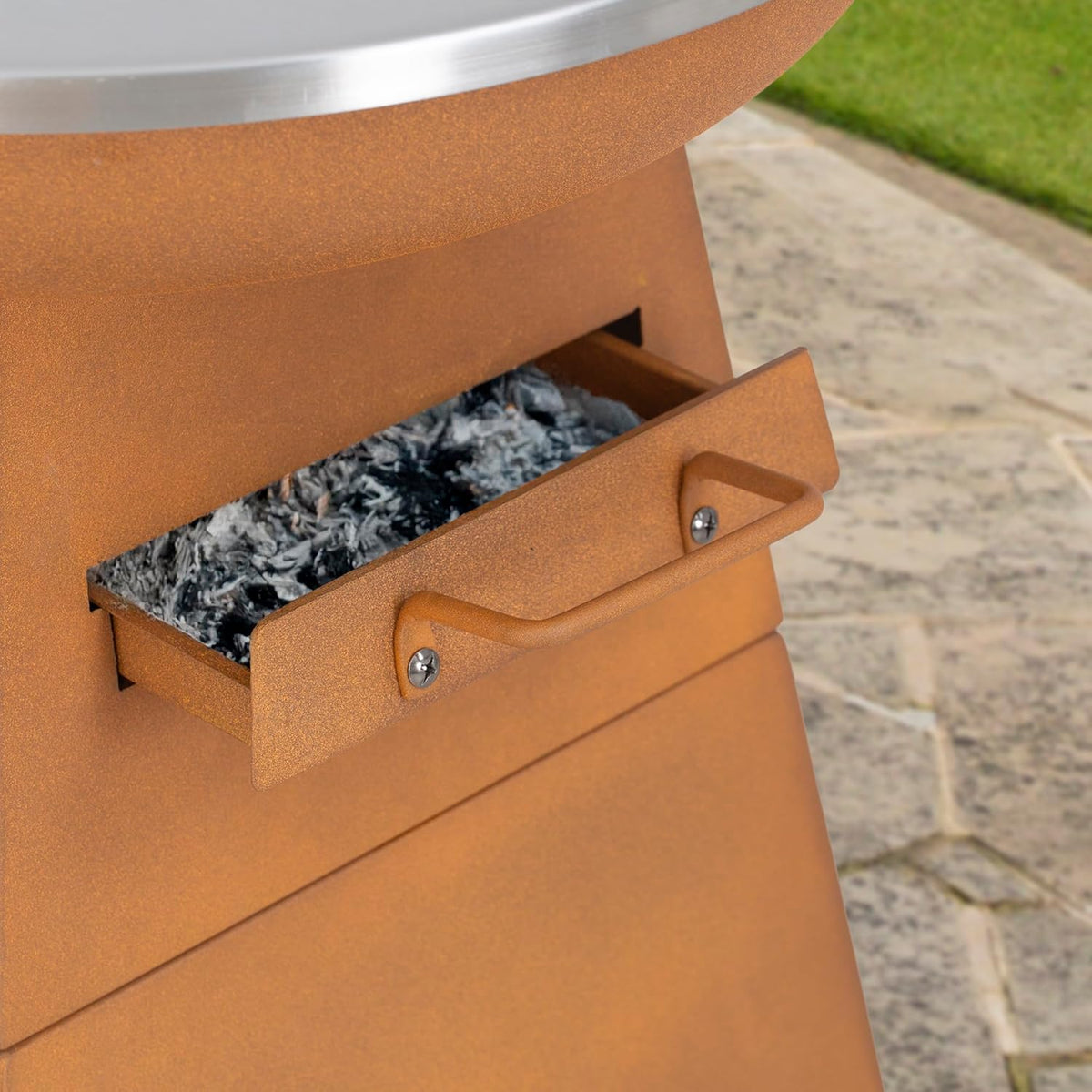 Terrasverwarmer van hout, met plancha-grillplaat