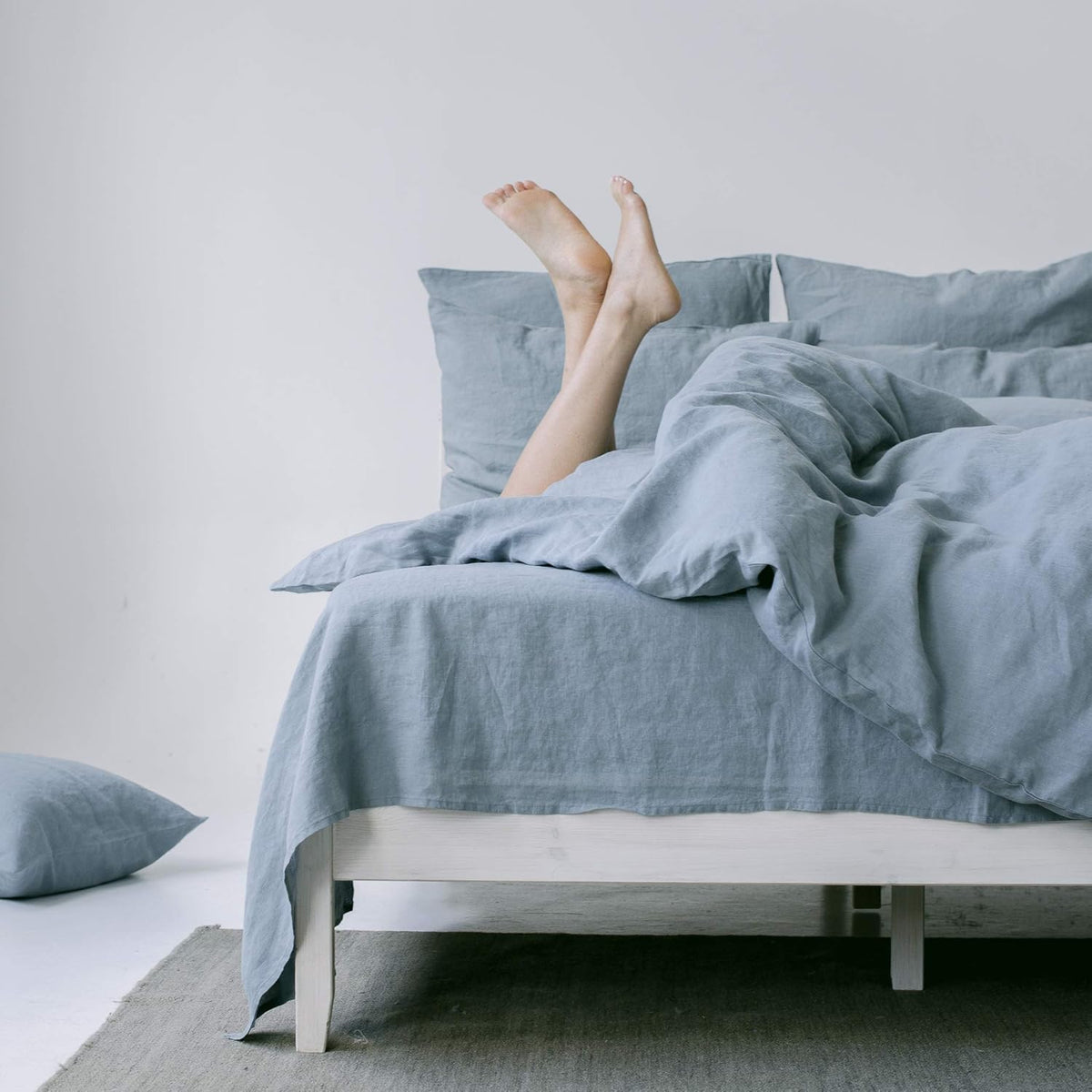 Beddengoedset van 100% stonewashed linnen in grijs-blauw. De set bevat 1 dekbedovertrek van 135 x 200 cm en 1 kussensloop van 40 x 80 cm. Dekbedovertrek met ritssluiting, kussenslopen met