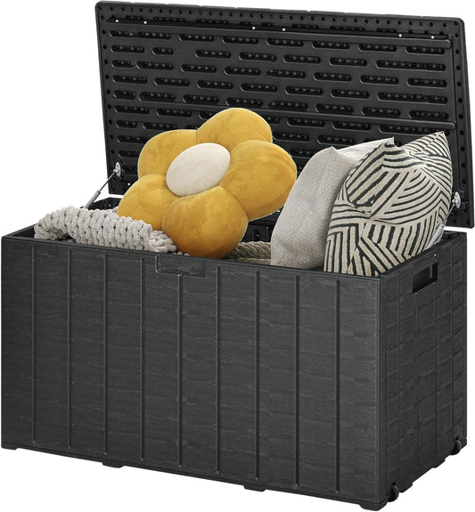 Outsunny Tuinbox 366 Liter van Kunststof Dubbelwandig Waterdicht Kussenbox met Wielen Handgrepen UV-bestendig Houtlook Opbergbox voor Balkon en Terras Belastbaar tot 100 kg - QUORE