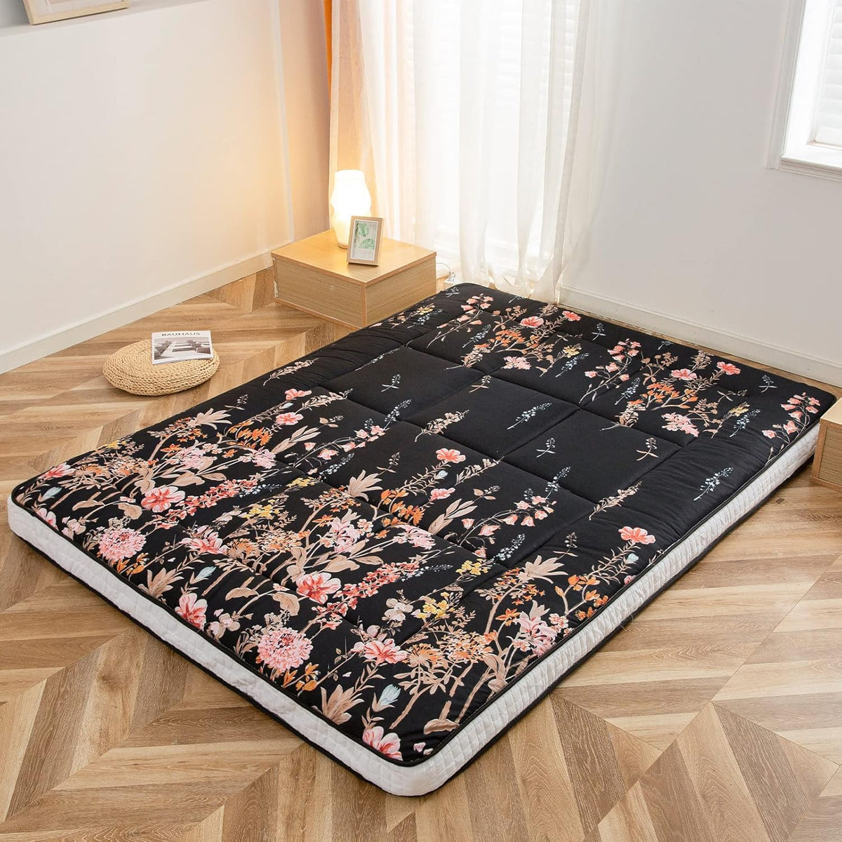 MAXYOYO Futon-matras, gewatteerde Japanse vloermatras, gewatteerde bedmatrashouder, extra dik opvouwbaar slaapkussen, ademend vloerligbed voor campingbank (zwarte bloemen, enkel)