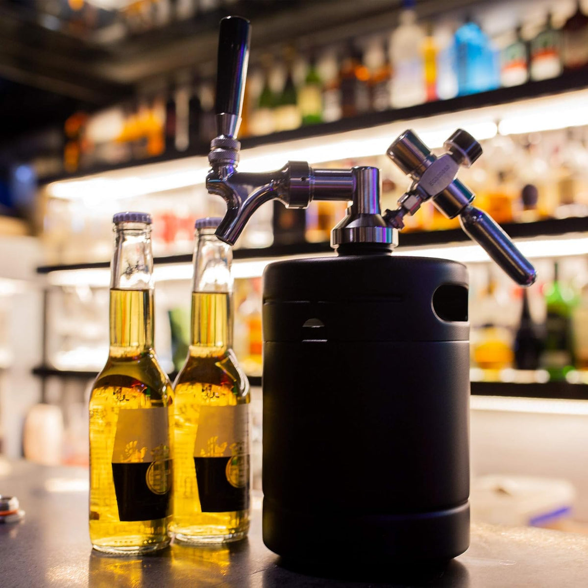 TMCRAFT 2 liter (64 oz) mini roestvrijstalen biervat met bierdispenserset, draagbare growler keg met bierkraan onder zelfregelingssysteem en CO2-regelaar houdt drank vers en koolzuurhoudend