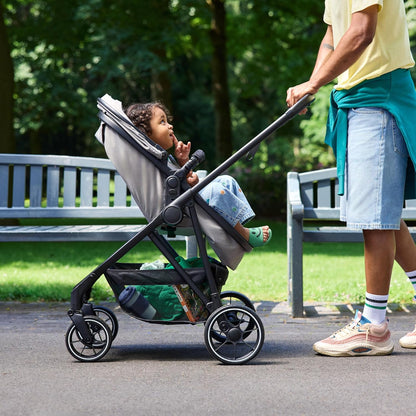 Bebeconfort Breeze Trio, 3 in 1 Kinderwagen Set met Autostoeltje, 0-22 kg (0-4 jaar), Omkeerbaar & Lichtgewicht Combi Wandelwagen, i-Size Autostoeltje, Compact Inklapbaar, Ruime Mand, Mineral Grey