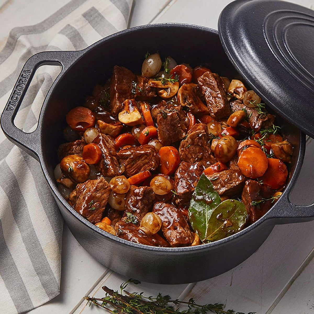 Victoria Dutch Oven Inductie Geëmailleerd Gietijzer 29cm, Cocotte 6,6L, PTFE en PFOA vrij, Geschikt voor Vuur, Barbecue, Oven, Kookplaat, Keramische kookplaat, Gas