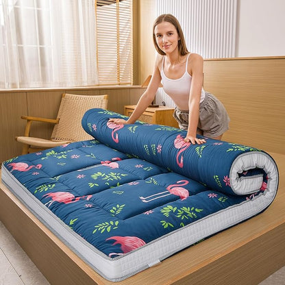 MAXYOYO Futon Matras, gewatteerd Japans vloermatras, gewatteerd bedmatrasoplegger, extra dik, opvouwbaar, ademend, vloerligbed, logeerbed voor camping en bank, flamingo, 135 x 200 cm