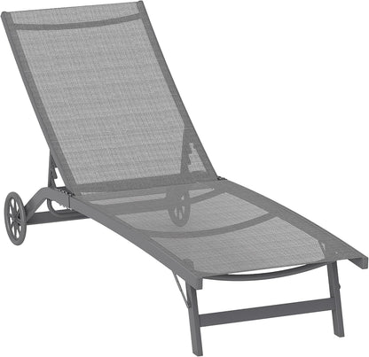 Outsunny Sonnenliege mit Rolle, Gartenliege Alu Liegestuhl mit 5-Fach verstellbare Rückenlehne, wetterfeste Campingliege, Gartenstuhl bis 150 kg load bar, für Garten Urlaub Strand Pool, Dunkelgrau - QUORE