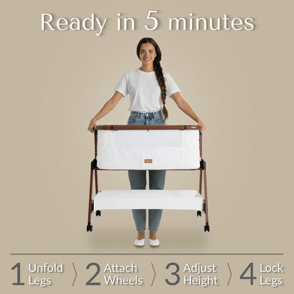 SnooBee Next To Me bijzetbed & kinderbed, vrijstaand, 6 hoogteniveaus, wielen, matras, zijpanelen van ademend mesh met muggennet, opvouwbaar met tas (0-6 maanden), wit/bruin