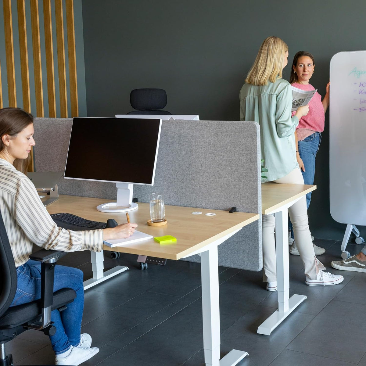 Ergotopia Akoestische Scheidingswand voor Bureau (120 x 80 x 2,8 cm), Verstelbare Zichtbescherming voor Kantoor | Focus Bureauscheidingswand in Grijs, Geluidswerende Ruimteverdeler met Klemmen