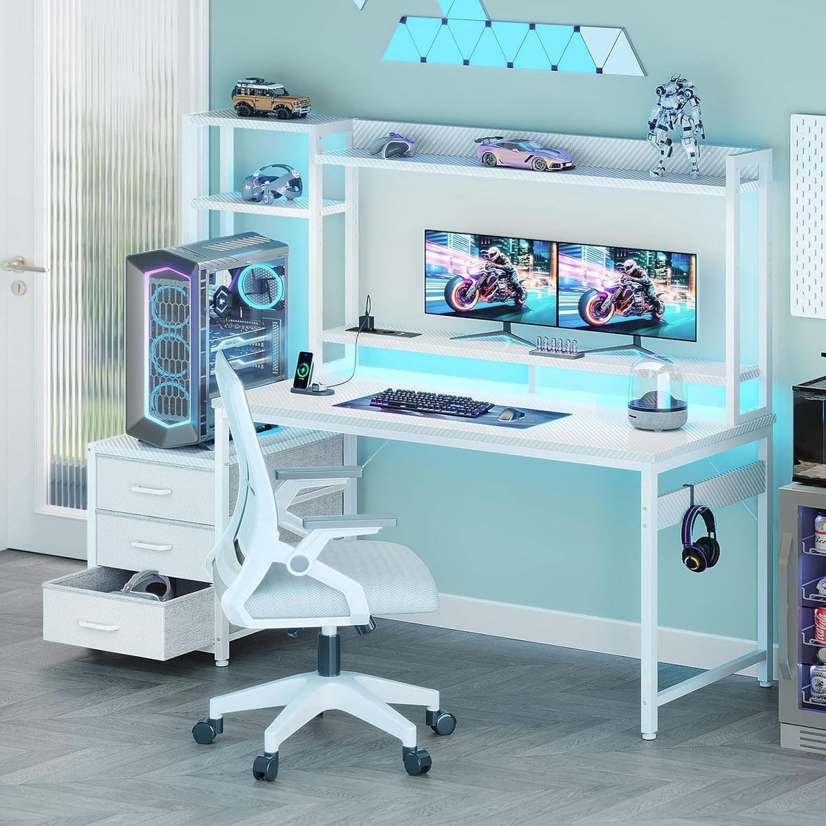 Coleshome Gamingbureau met Plank en Lades, 137×48 cm Gamebureau met LED-verlichting & Ingebouwd Stopcontact, Computertafel met Opbergplanken & Monitorstandaard, Witte Koolstofvezel