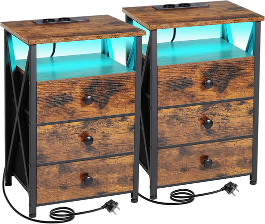 AMHANCIBLE Nachtkastje set van 2, bijzettafel met Oplaadstation en LED, banktafel met 3 stoffen laden, Eindtafel met open plank voor slaapkamer, woonkamer, bruin HET053LBR