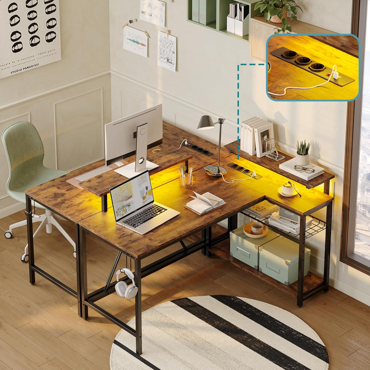 Bestier L-vormig hoekbureau met stopcontacten en ledverlichting, omkeerbare computertafel met planken en haken, compact bureau voor thuiskantoor (houtnerfbruin, 132 cm)