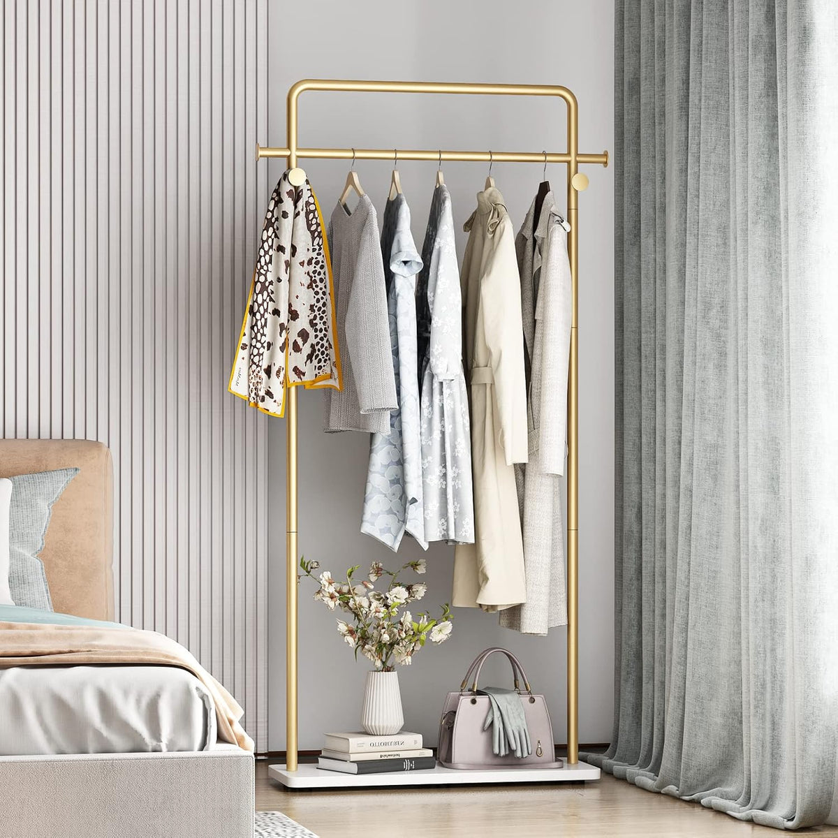 TIEOU Gouden kledingrek met plank, gouden kledingrekken voor boetieks, vrijstaand kledingrek voor hangende kleding, gouden kapstok, klein metalen kledingrek voor zwaar gebruik, Industrieel kledingrek