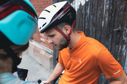 LIVALL EVO21 Smart Cycle Helm met Smart Lighting, 360 graden zichtbaarheid, valdetectie en SOS Alert