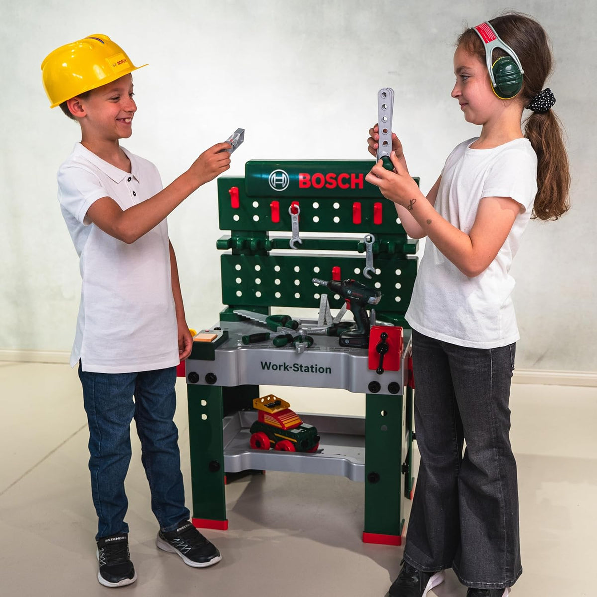 Theo Klein 8485 Bosch werkbank nr. 1 I 150 onderdelen I Inclusief accessoires | Accuschroevendraaier op batterijen met licht en geluid I Voor kinderen vanaf 3 jaar
