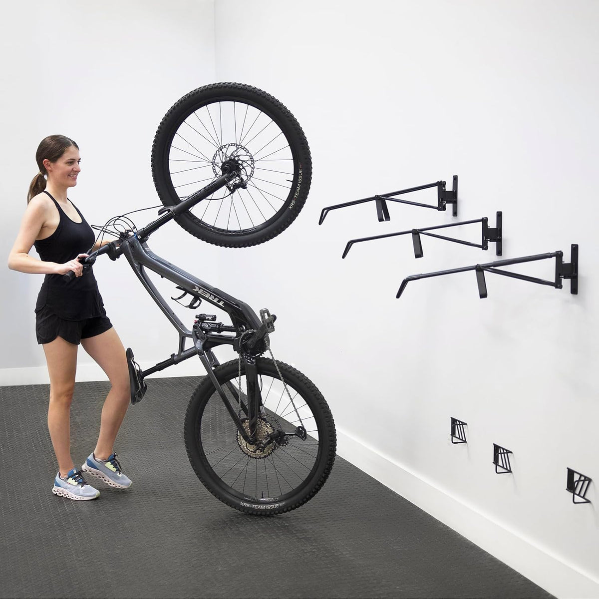StoreYourBoard SwivelStow Road & Gravel fietsenstalling, 2-pack, geen lift draaibare fiets wandmontage, zware garage fietsenrek, patent aangevraagd