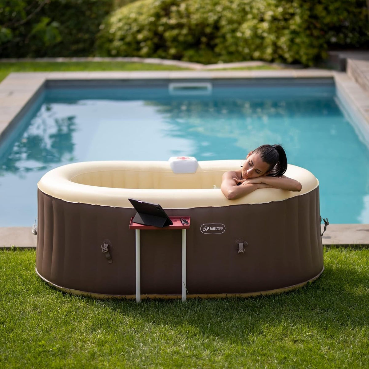 Opblaasbare whirlpool, ovaal, 190 x 120 x 65 cm (550 l/145 GAL) met geïntegreerde pomp 30 W