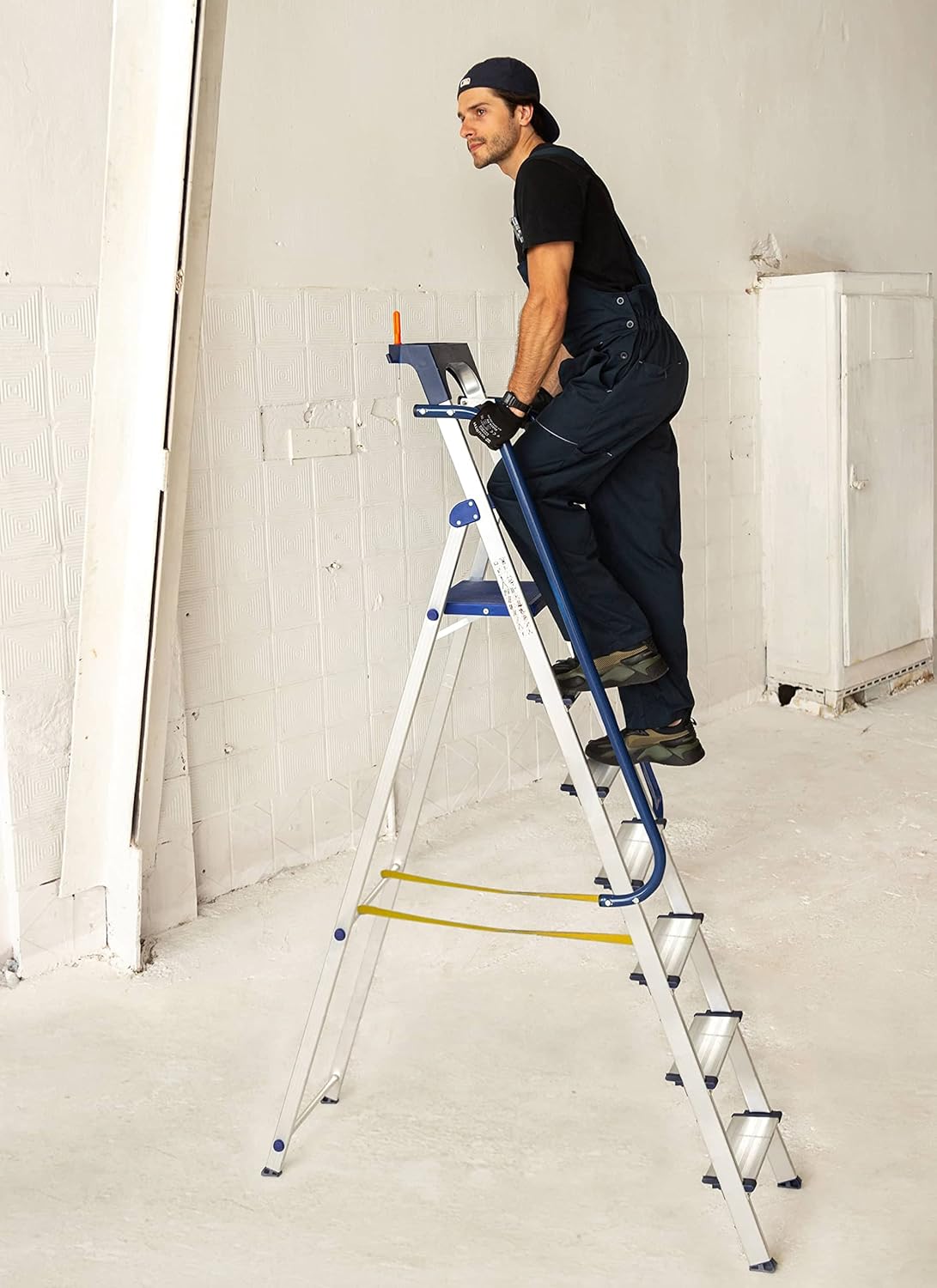 Ladder, beveiligd 7 treden, robuust aluminium, leuning, afneembare gereedschapsbak, platformhoogte 158 cm, draagkracht 150 kg, Hostrom