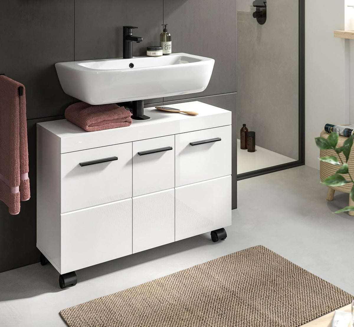 xonox.home – Wastafelonderkast Nova op wielen 80 x 58 x 30 cm in wit hoogglans – grote badkamerkast met 3 deuren, 3 planken en 6 vakken – veel opbergruimte op wielen, stijlvol en bijzonder