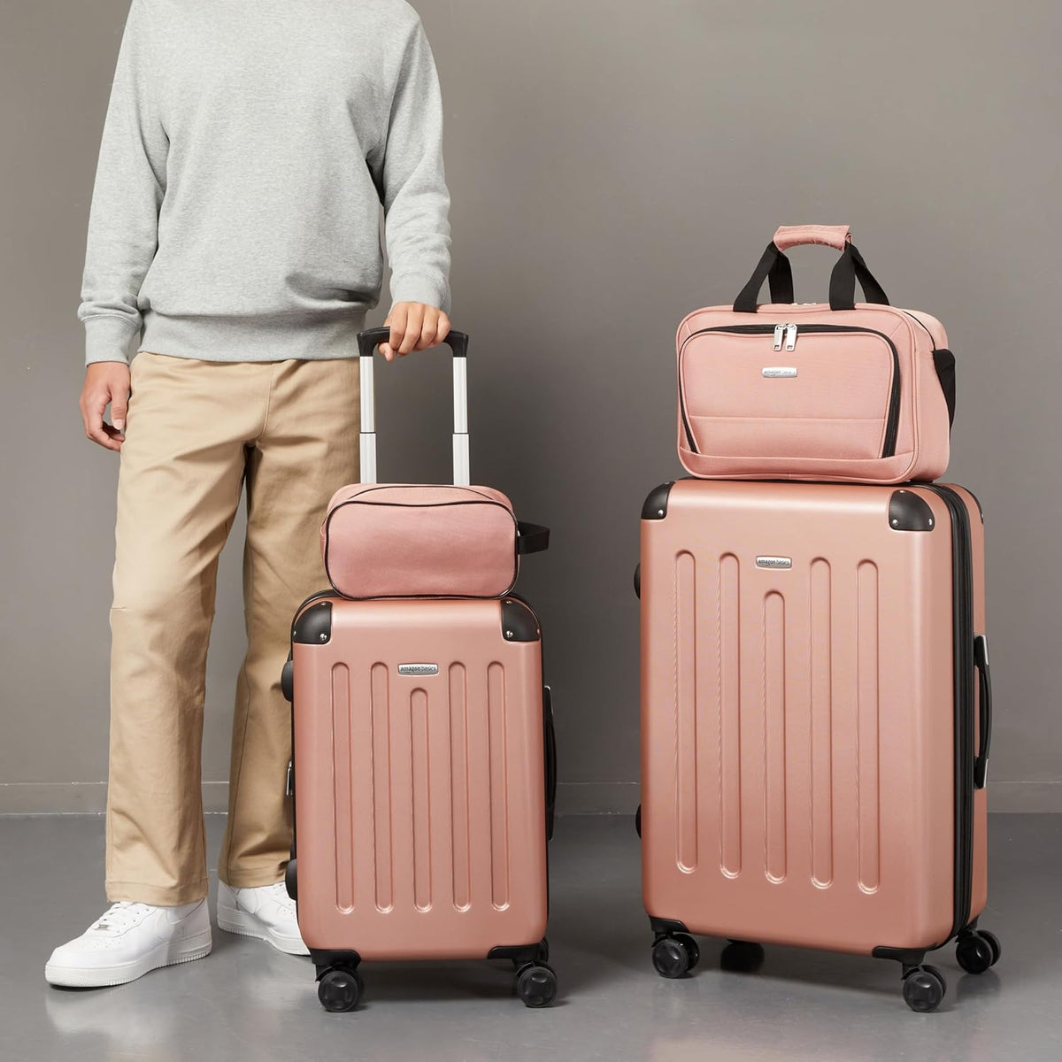 Amazon Basics Bagageset en Harde Buitenkant, 4-delig, Grote Koffer, Handbagagekoffer, Draagtas, Compacte Reistas, Uitbreidbaar, 4 Spinnerwielen, Roségoud