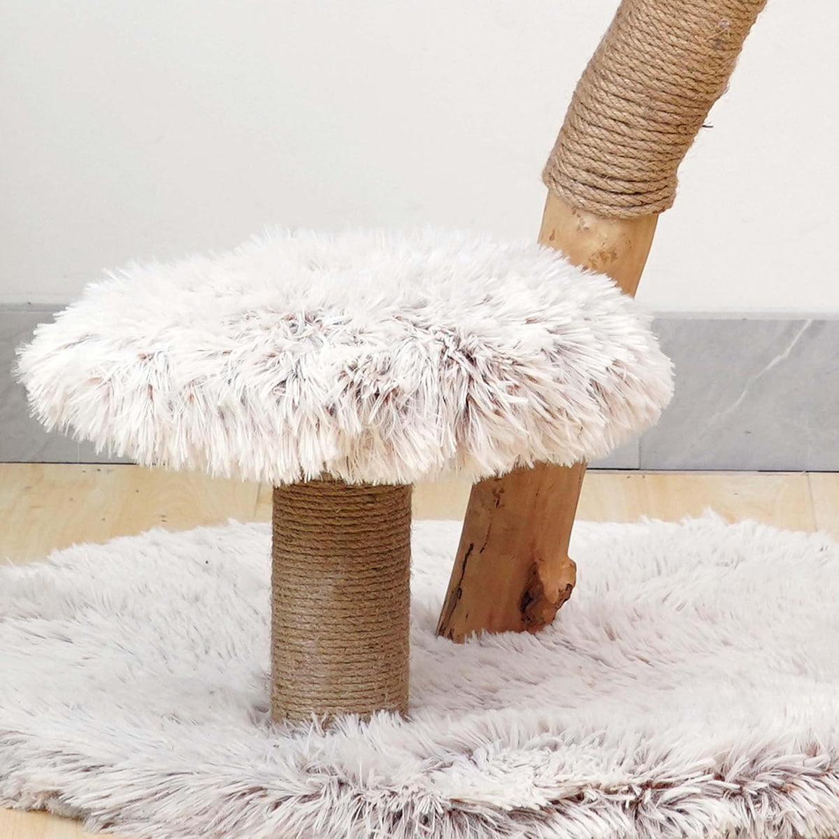 Kattenkrabpaal – Krabpaal – Kattenboom – Krabmeubel – Kattenmeubel – Eivormige Lounger – Perenhout – Zacht Pluche – 83 cm Hoog – Stabiele Rond Basis