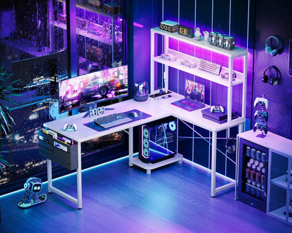 Coleshome Gaming tafel L-vorm met led en stopcontacten, 135 × 100 cm omkeerbaar gamingbureau met legplanken, hoekbureau met opbergtas voor thuiskantoor en gaming, wit