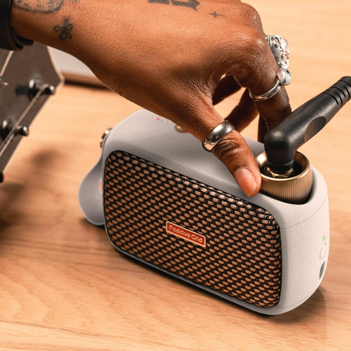 Positive Grid Spark GO 5 W ultra draagbare slimme gitaarversterker, hoofdtelefoonversterker en bluetooth-luidspreker met smart app voor elektrische gitaar, akoestische gitaar of bas, parel