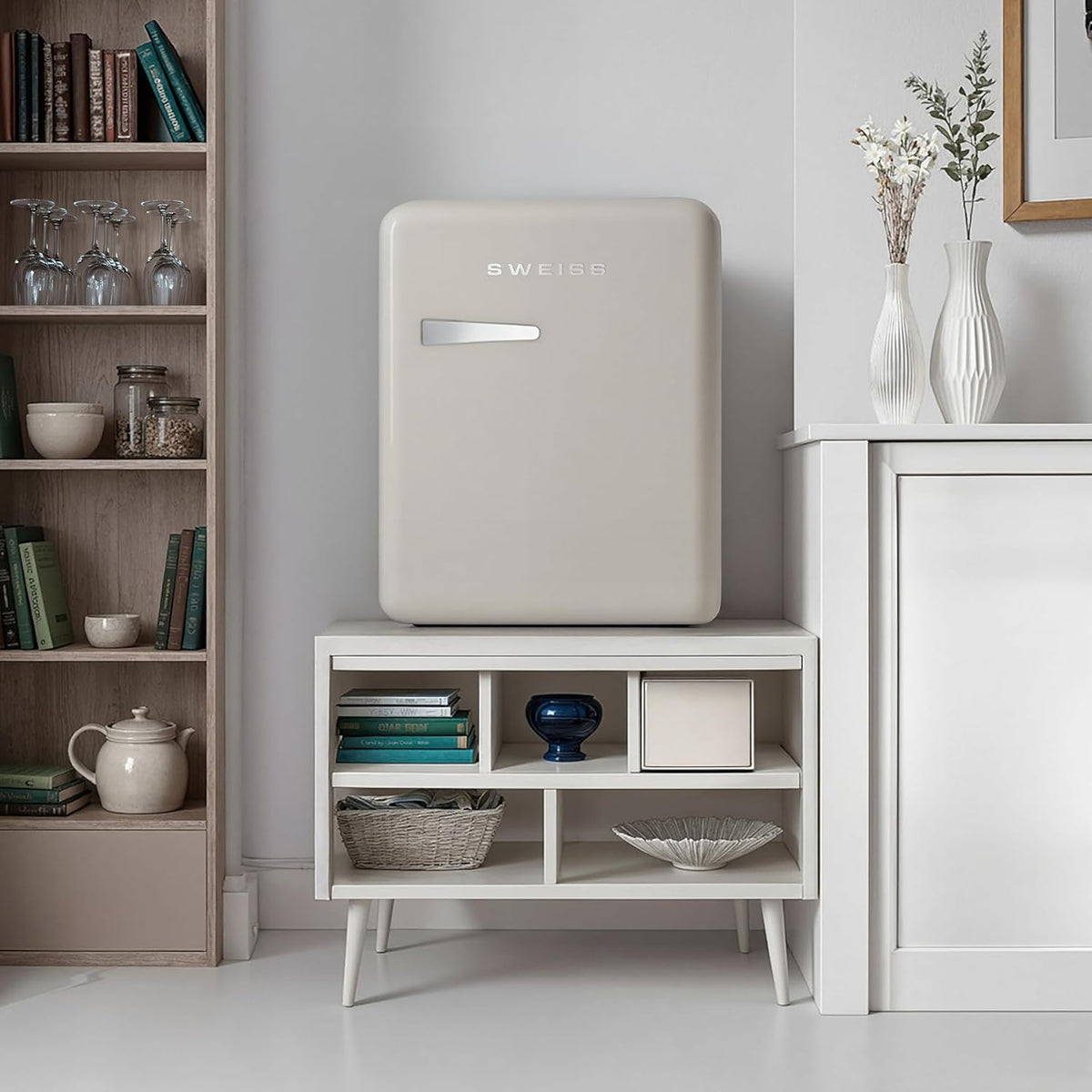 SWEISS WEISS8 Mini-bar, vintage, 31 l, mini-koelkast, compact, retro design, stille koelkast, 24 dB, voor slaapkamer, kantoor, dranken of cosmetica, instelbare temperatuur 6°-15 °C, beige