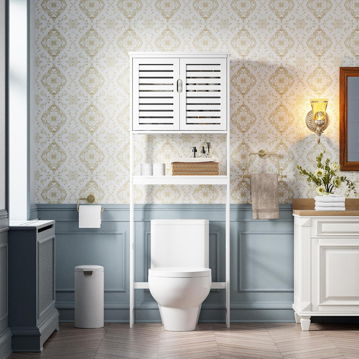 SMIBUY Badkamer boven het toilet opbergkast, 2-deurs bamboe kast organizer, vrijstaand ruimtebesparend toiletrek met verstelbare binnenplank en open plank (wit)