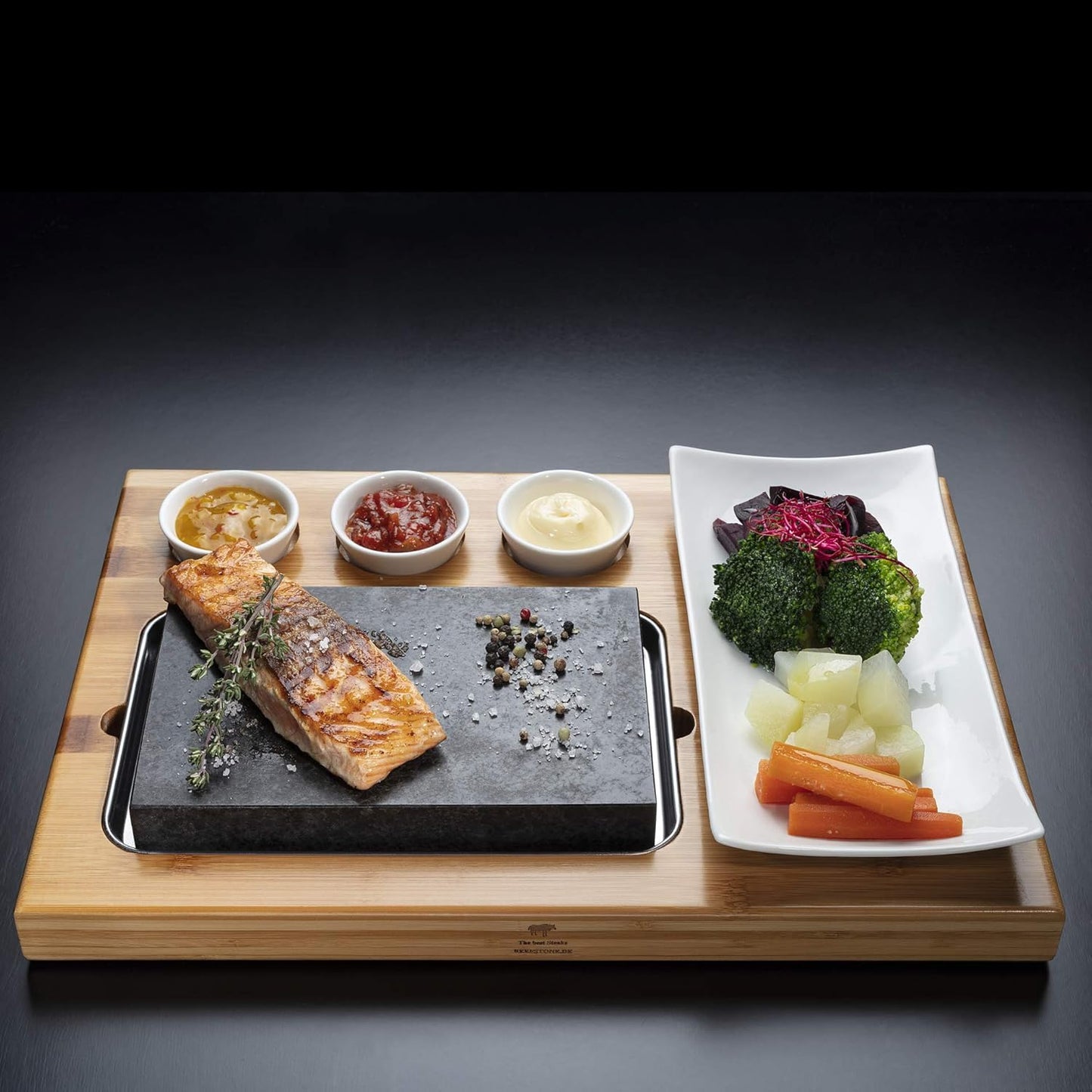 Lavasteen Steakbord – Hot Stone – Hete Steen – Steengrill Set – Steaksteen – 7-Delige Set Met Bamboeplank En Porseleinen Schaaltjes – 3 Cm Dik En Warmtebestendig Tot 280-320°C