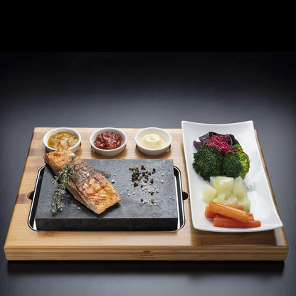Lavasteen Steakbord – Hot Stone – Hete Steen – Steengrill Set – Steaksteen – 7-Delige Set Met Bamboeplank En Porseleinen Schaaltjes – 3 Cm Dik En Warmtebestendig Tot 280-320°C