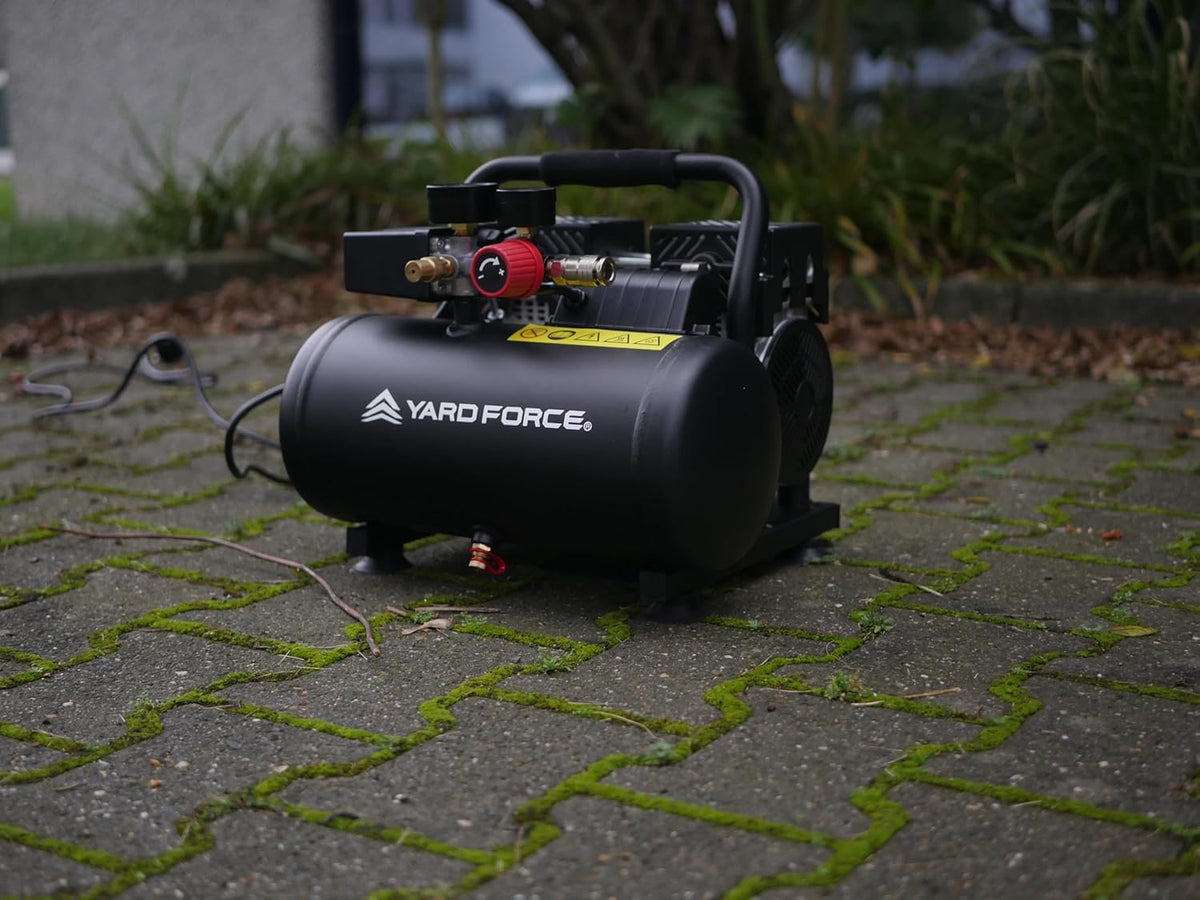 Yard Force EX ARC06 Silent Compressor 6 liter, olievrij en onderhoudsarm, 8 bar werkdruk, 67 dB stil, 550 W dubbele cilinder (106 l/min), drukregelaar + manometer, draaggreep en rubberen voetjes