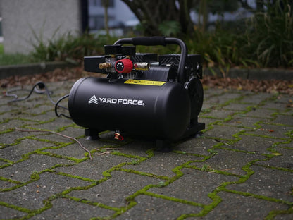 Yard Force EX ARC06 Silent Compressor 6 liter, olievrij en onderhoudsarm, 8 bar werkdruk, 67 dB stil, 550 W dubbele cilinder (106 l/min), drukregelaar + manometer, draaggreep en rubberen voetjes